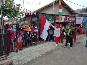 Peringati HUT RI ke 75, Kostiana Berbaur dengan Warga Gelar Jalan Sehat