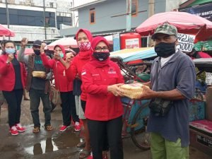 Rangkaian HUT RI ke-75, Srikandi DPD PDIP Lampung Berbagi Ratusan Paket Daging