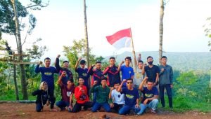 VLC Kibarkan Bendera Merah Putih Dipuncak Pawiki Lampung Timur