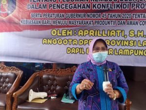 Sosialisasi Pergub 45 di Sela Sosper Rembug Desa, Aprilliati Imbau Masyarakat Bandarlampung Patuhi Protokoler Kesehatan