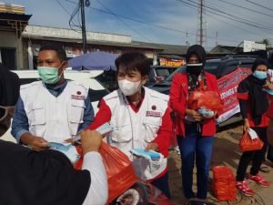 Baguna PDIP Lampung Berbagi Nasi Kotak, Takjil dan Masker di Mesuji