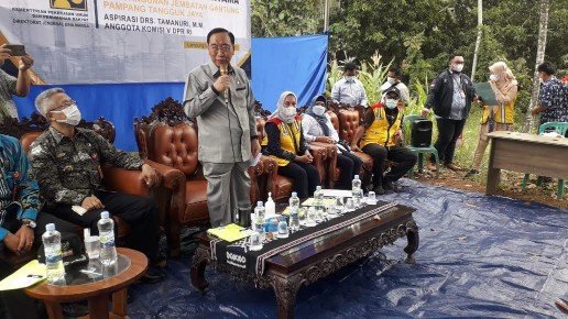 Kunker ke Dapil, Tamanuri Lakukan Peletakan Batu Pertama Pembangunan Jembatan Gantung dan Jalan Tembus Aantar Desa Program PISEW