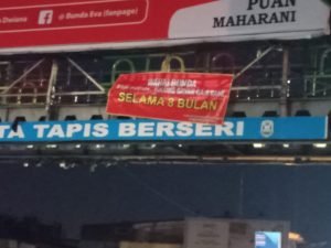 Banner Tuntut Pembayaran Gaji Linmas, Kaling dan RT Nempel di JPO