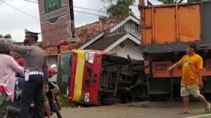 Kecelakaan 2 Truk di Pesawaran Akibatkan Kemacetan Panjang