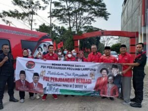 DPD PDIP Lampung Bagikan 2000 Paket Takjil