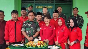 Beri Kado Tumpeng di HUT ke-77 TNI, Ketua PDI Perjuangan Mesuji Doakan TNI Terus Bersinergi dan Makin Dicintai Rakyat