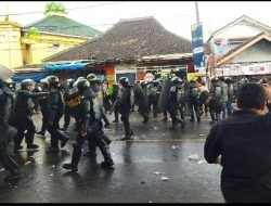 Oknum Polisi Intimidasi Wartawan saat Rekam Pemukulan Mahasiswa Demo