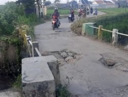 Warga Sidosari Natar Keluhkan Jalan Berlubang dan Jembatan yang Hampir Ambruk