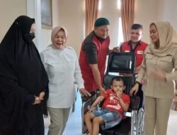 Elly Wahyuni Salurkan Bantuan Kursi Roda untuk Bocah Pengidap Cerebral Palsy di Pesawaran