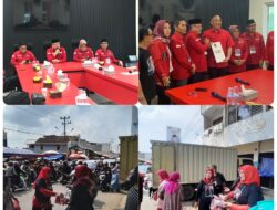 Datangi Kantor PDI Perjuangan, Puluhan Relawan Umar Ahmad Bagikan Kembang Telur untuk Pengendara, ini Filosofinya