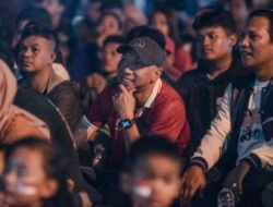 Pakai Jersey Indonesia, RMD Berbaur dengan Masyarakat Nobar Timnas di PKOR
