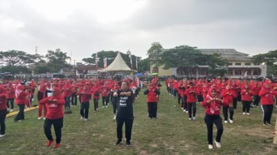 Walau Hujan, Emak-emak Sidomulyo Tetap Semangat Senam Bersama Ardjuno