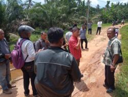 Warga Bangun Jaya Curhat Jalan Rusak ke Putra Jaya Umar