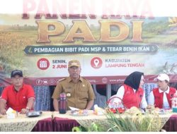 Panen Raya Bersama Petani di Lampung Tengah, Winarti Salurkan Bantuan Bibit Padi, Buku Tulis dan Benih Ikan