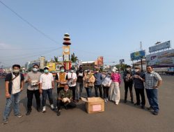 IJP Lampung Bagikan 3.000 Masker kepada Pengendara di Tugu Adipura